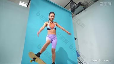 滑滑板<strong>摆拍</strong>的青年女人